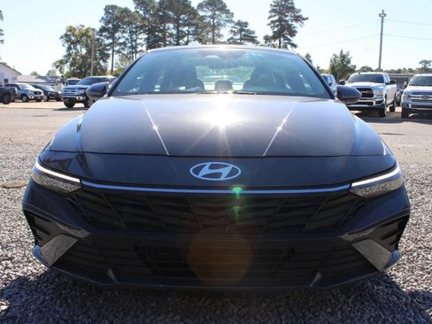 Used 2024 Hyundai Elantra Blue FWD image 4