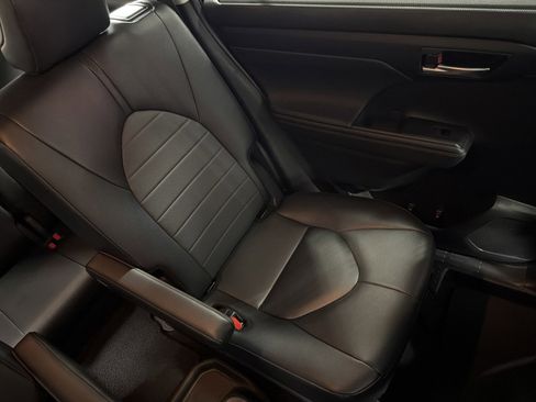 Used 2024 Toyota Highlander XLE image 14