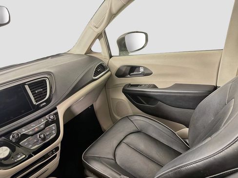 Used 2019 Chrysler Pacifica Limited FWD image 24