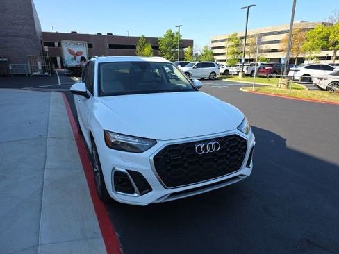 Used 2023 Audi Q5 2.0T Prestige w/ Prestige Package image 3