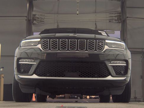 Used 2023 Jeep Grand Cherokee Summit AWD/4WD image 4