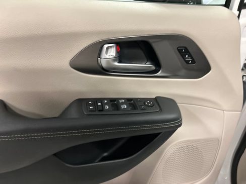 Used 2024 Chrysler Pacifica Touring-L FWD image 14