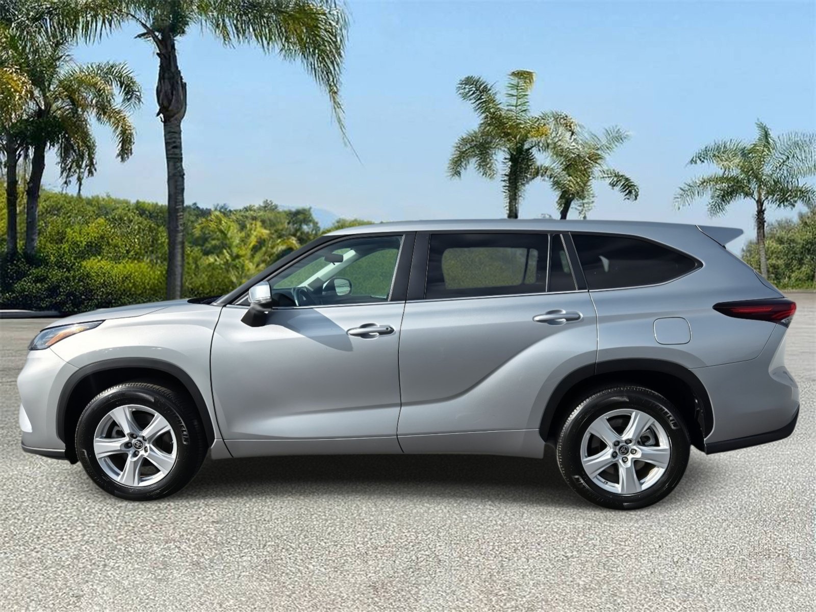 Used 2024 Toyota Highlander LE FWD image 2