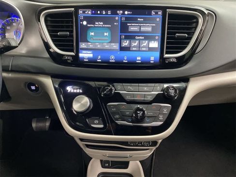 Used 2024 Chrysler Pacifica Touring-L image 24