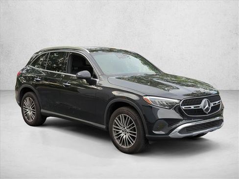 Used 2025 Mercedes-Benz GLC 300 4MATIC image 3