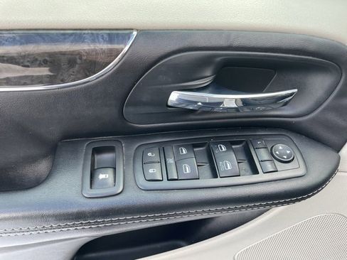 Used 2014 Chrysler Town & Country Touring image 16