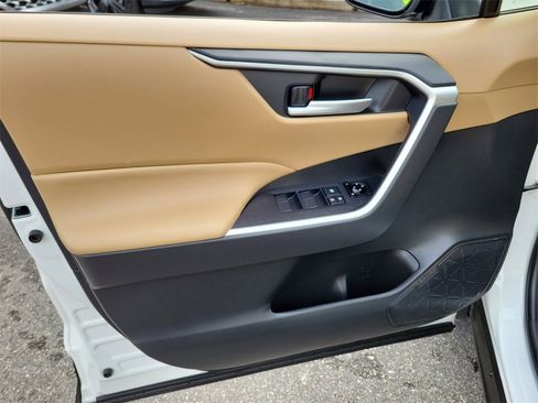 Used 2020 Toyota RAV4 XLE image 23