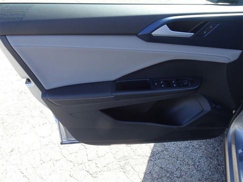 Certified 2024 Volkswagen Taos SE image 10