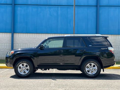 Used 2017 Toyota 4Runner SR5 AWD/4WD image 8