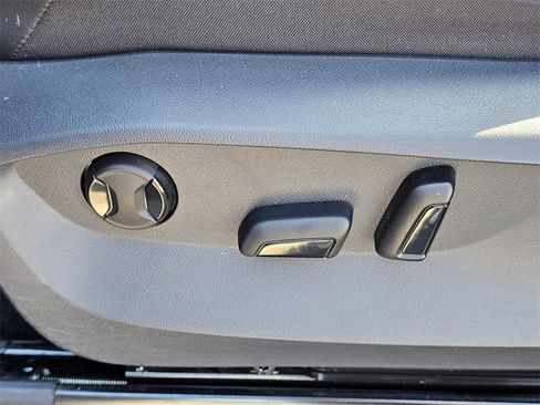 Used 2024 Volkswagen Tiguan SE w/ Panoramic Sunroof Package image 20