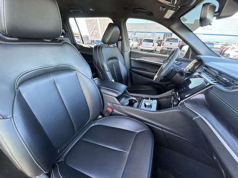 Used 2024 Jeep Grand Cherokee L Limited w/ Black Appearance Package image 27