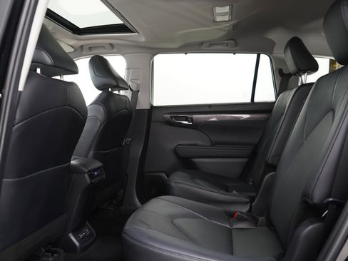 Used 2024 Toyota Highlander Limited AWD/4WD image 20