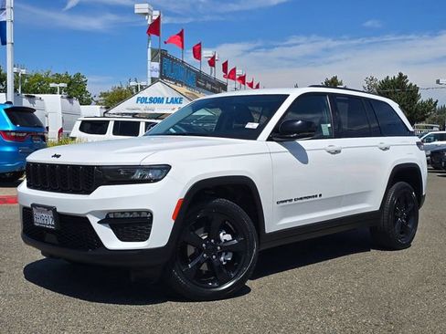 Certified 2023 Jeep Grand Cherokee Limited w/ Black Appearance Package AWD/4WD image 3