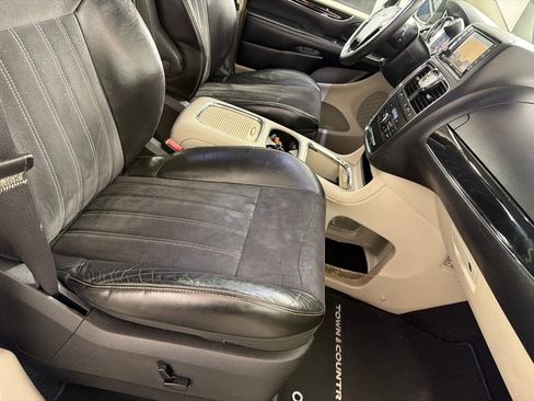 Used 2016 Chrysler Town & Country Limited FWD image 24
