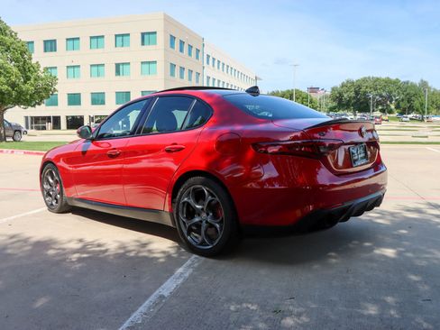 Used 2017 Alfa Romeo Giulia Ti w/ TI 19" Sport Package AWD/4WD image 5