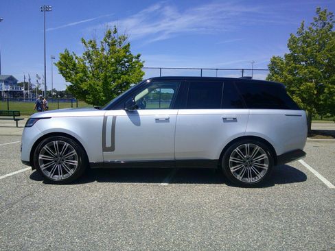 Used 2023 Land Rover Range Rover SE AWD/4WD image 3