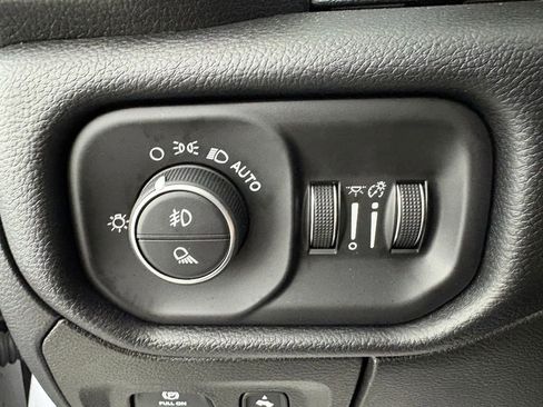 Used 2019 RAM 1500 Laramie AWD/4WD image 16