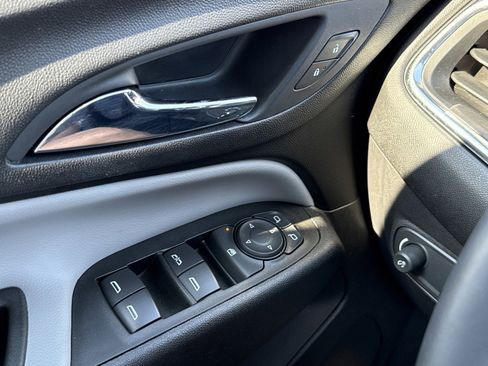 Used 2023 Chevrolet Equinox LT w/ Driver Convenience Package image 16