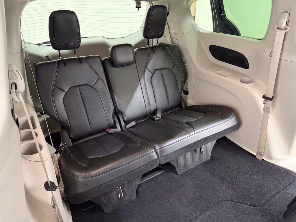 Used 2024 Chrysler Pacifica Touring-L FWD image 15