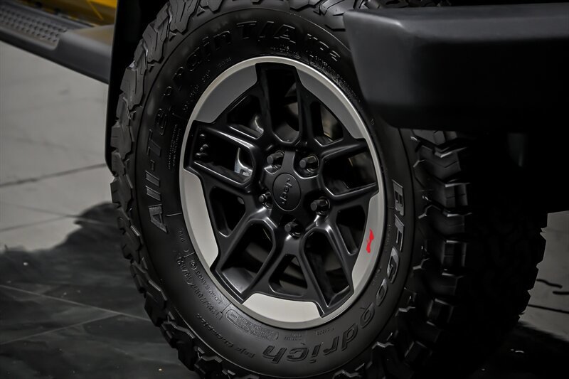 Used 2014 Jeep Wrangler Unlimited Sahara w/ Dual Top Group AWD/4WD image 3