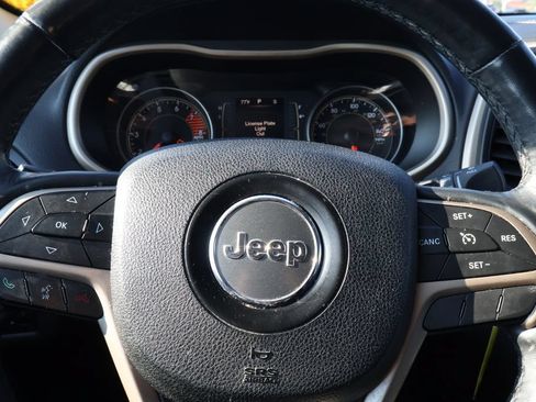 Used 2016 Jeep Cherokee Latitude w/ Cold Weather Group AWD/4WD image 16