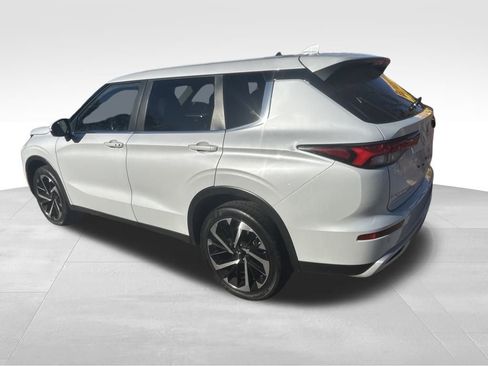 Used 2024 Mitsubishi Outlander SE image 13