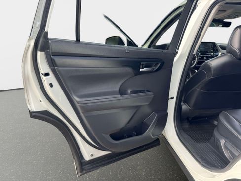 Certified 2020 Toyota Highlander XLE AWD/4WD image 19