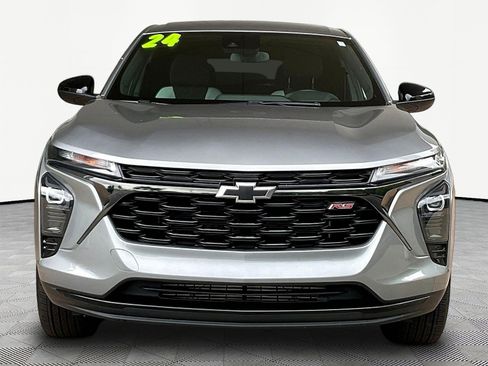 Used 2024 Chevrolet Trax RS FWD image 2