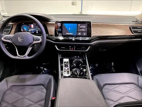 Used 2025 Volkswagen Atlas SE w/ Black Wheel Package image 17