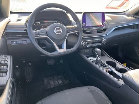 Used 2025 Nissan Altima 2.5 SV image 13