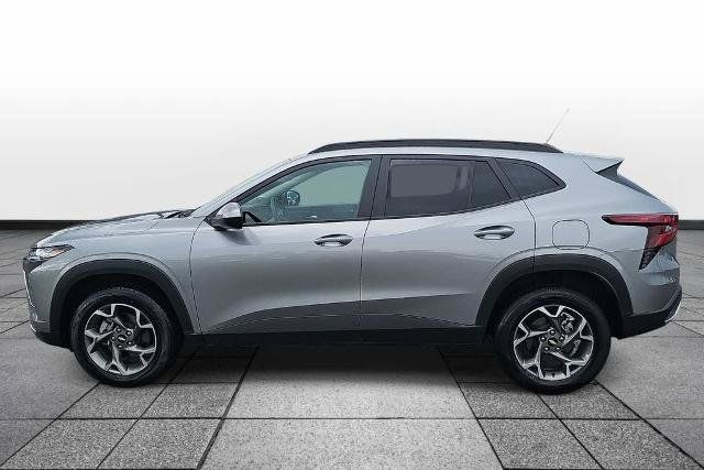 Used 2025 Chevrolet Trax LT w/ LT Convenience Package FWD image 8