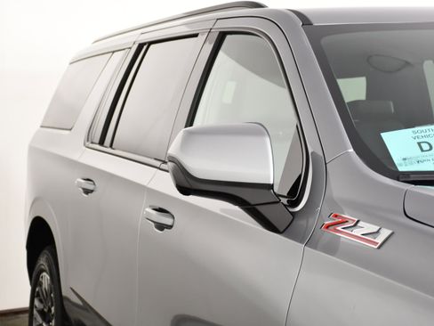Used 2025 Chevrolet Suburban Z71 image 14