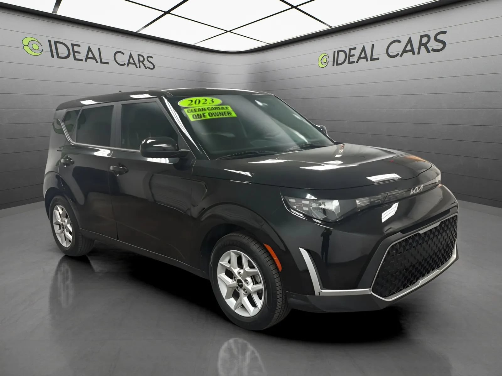 Used 2023 Kia Soul LX w/ LX Technology Package FWD image 3