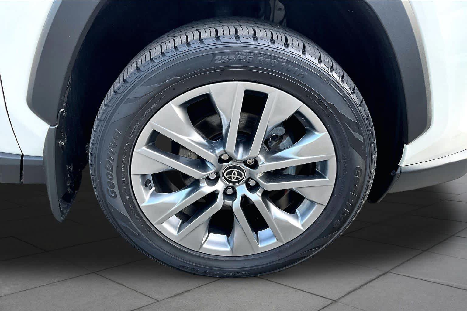 Certified 2022 Toyota RAV4 XLE Premium AWD/4WD image 11