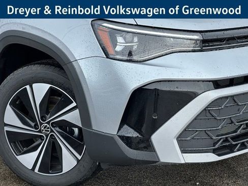 New 2026 Volkswagen Taos SE image 12