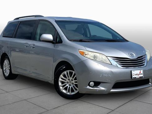Used 2016 Toyota Sienna XLE Premium FWD image 3