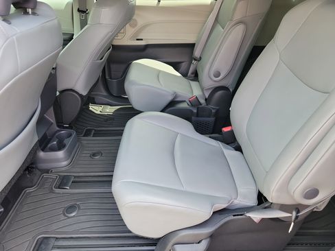 Used 2022 Toyota Sienna XLE w/ XLE Plus Package FWD image 9