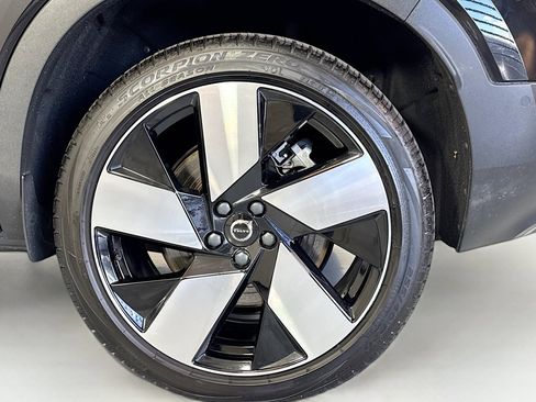 Used 2023 Volvo XC40 Recharge Ultimate image 30
