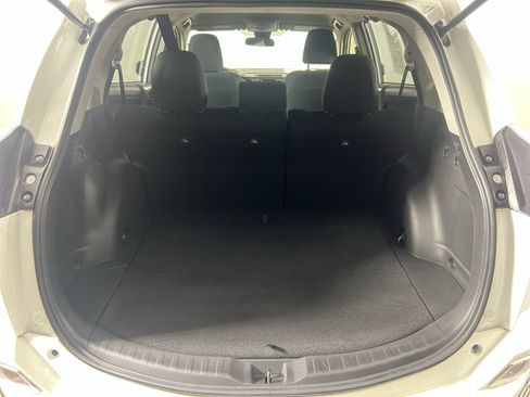 Used 2018 Toyota RAV4 LE FWD image 33