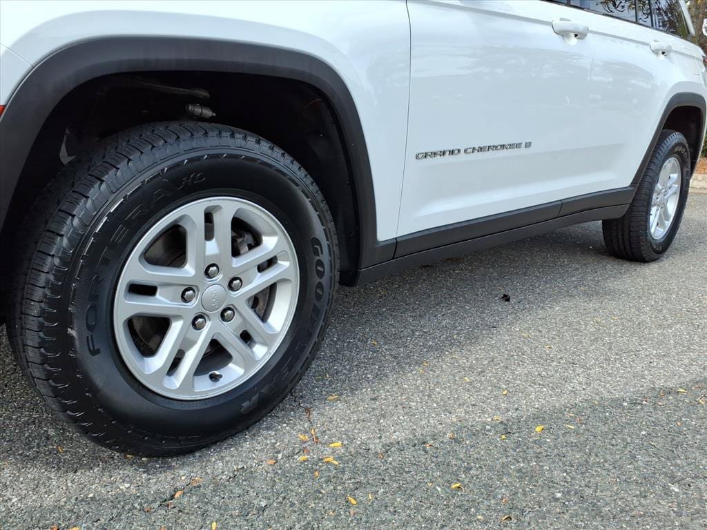 Used 2022 Jeep Grand Cherokee Laredo w/ Luxury Tech Group I RWD image 10