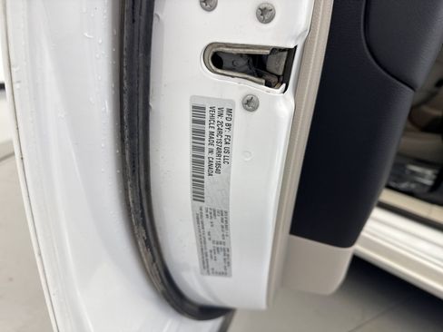 Used 2024 Chrysler Pacifica Limited FWD image 25