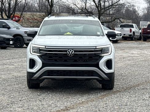 Used 2024 Volkswagen Atlas Peak Edition SE image 2