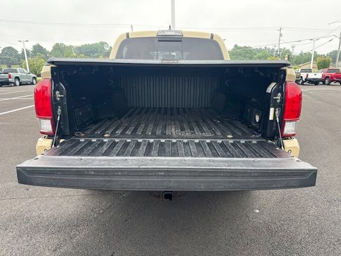 Used 2017 Toyota Tacoma TRD Off-Road AWD/4WD image 4