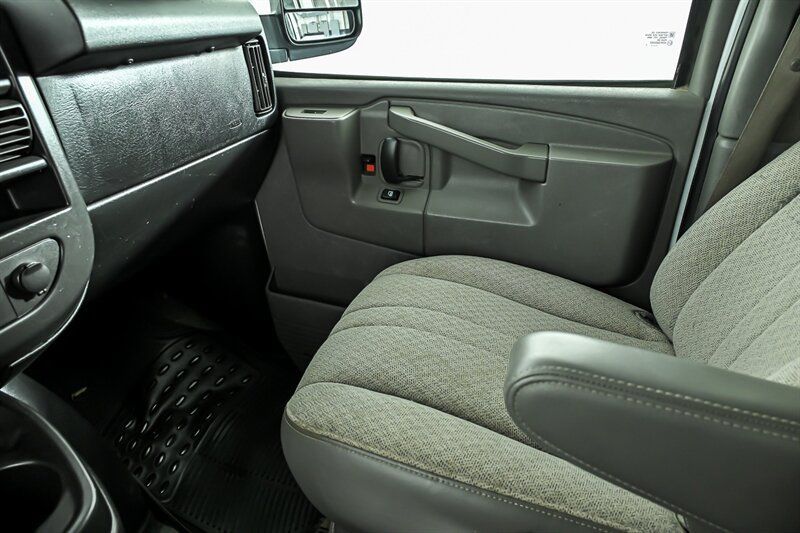 Used 2017 Chevrolet Express 3500 LT w/ LT Preferred Equipment Group RWD image 23
