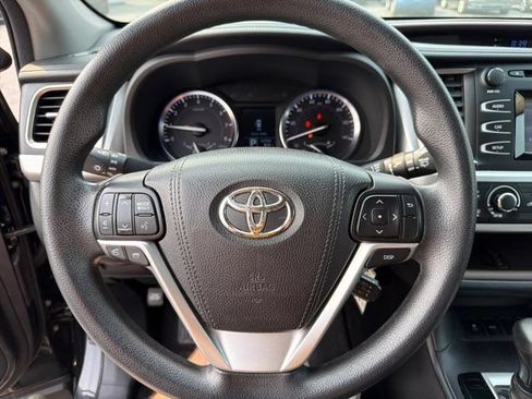 Used 2016 Toyota Highlander LE FWD image 32