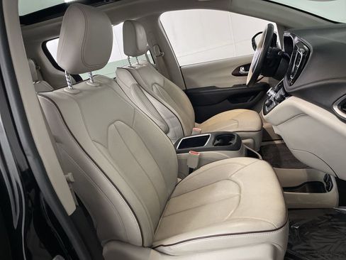 Used 2019 Chrysler Pacifica Limited FWD image 25