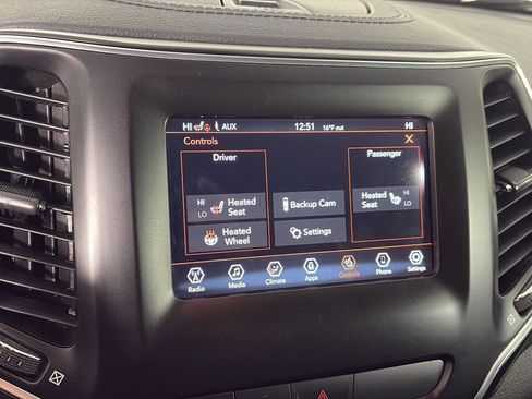 Used 2019 Jeep Cherokee Latitude Plus w/ Comfort/Convenience Group image 31