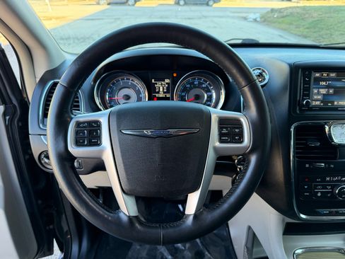 Used 2015 Chrysler Town & Country Touring-L w/ Driver Convenience Group image 16