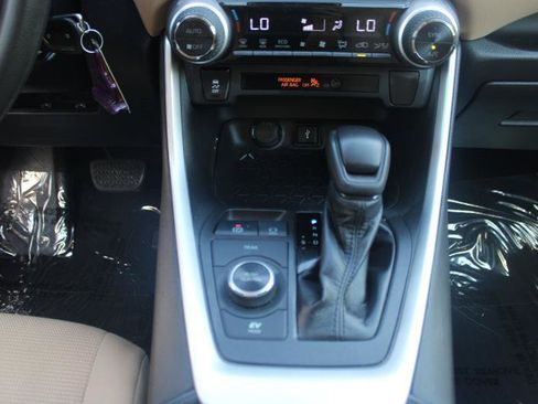 Used 2022 Toyota Highlander LE AWD/4WD image 14