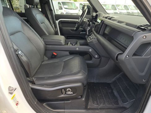 Used 2024 Land Rover Defender 130 X-Dynamic SE image 31